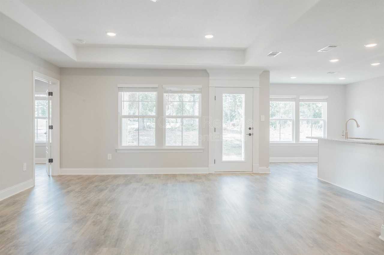 126 Pointe Breeze Way - Photo 2 of 12