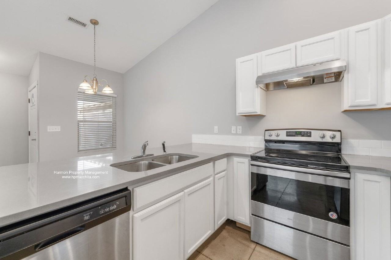 5326 North Hillside Street #101 - Photo 4 of 14