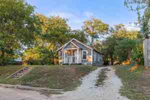 featured image of 515 E Lee St