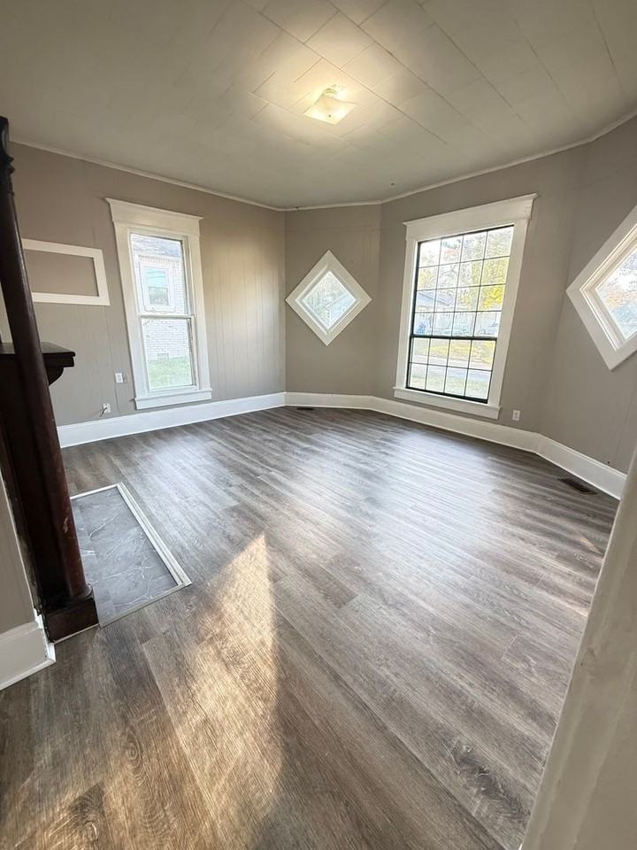 208 Oakland St - Photo 4 of 12