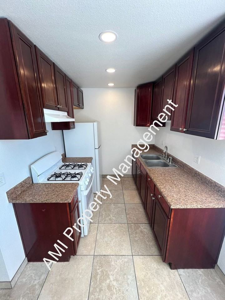 805 10th Street #H - Photo 3 of 10