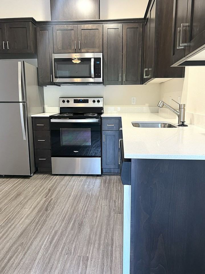 701 Lockwood Ln S #103 - Photo 3 of 7