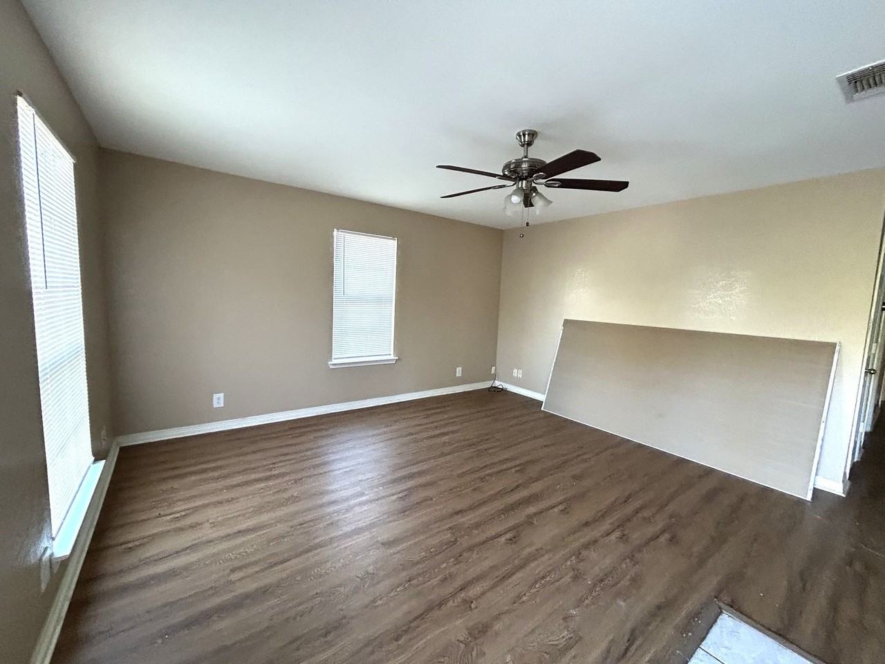 1020 Baker St - Photo 2 of 14