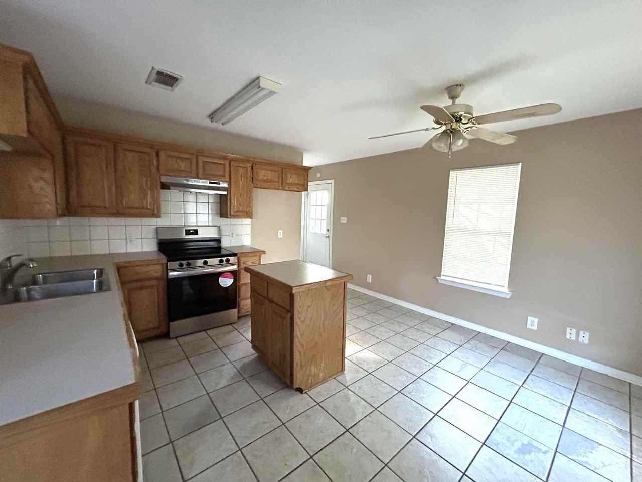 1020 Baker St - Photo 3 of 14