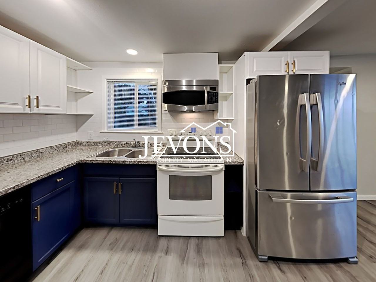 3303 S Ainsworth Ave - Photo 4 of 30