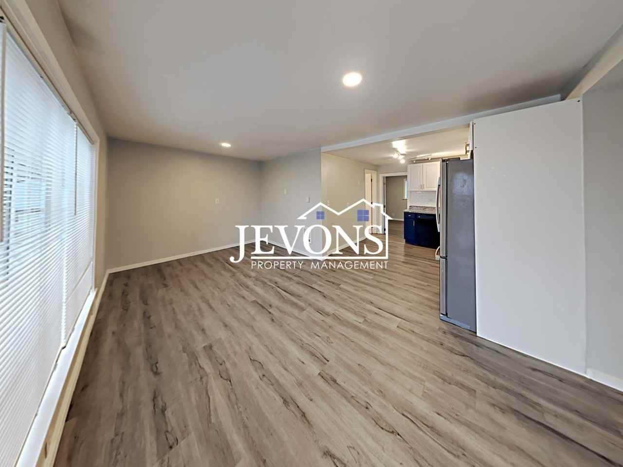 3303 S Ainsworth Ave - Photo 5 of 30