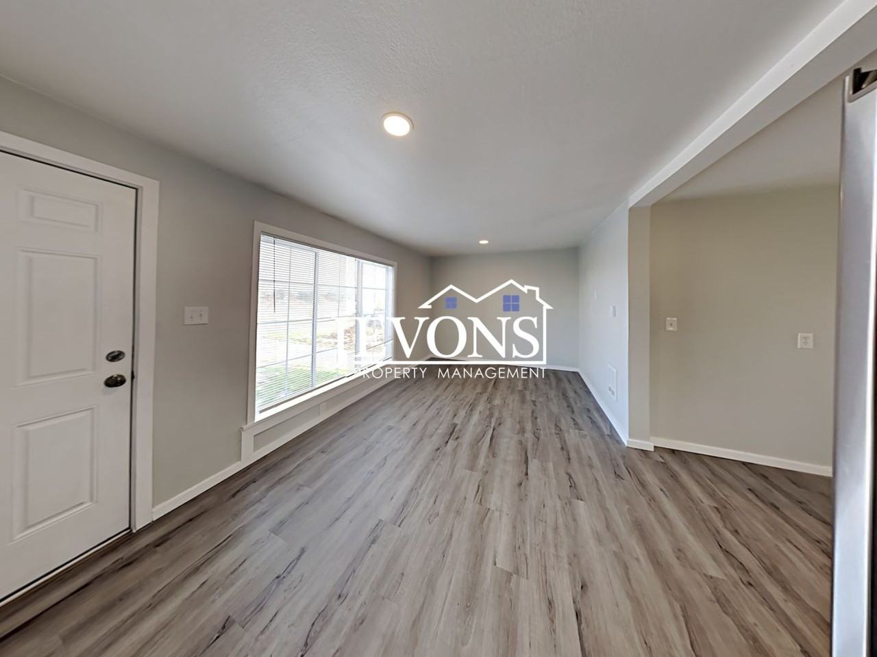 3303 S Ainsworth Ave - Photo 6 of 30