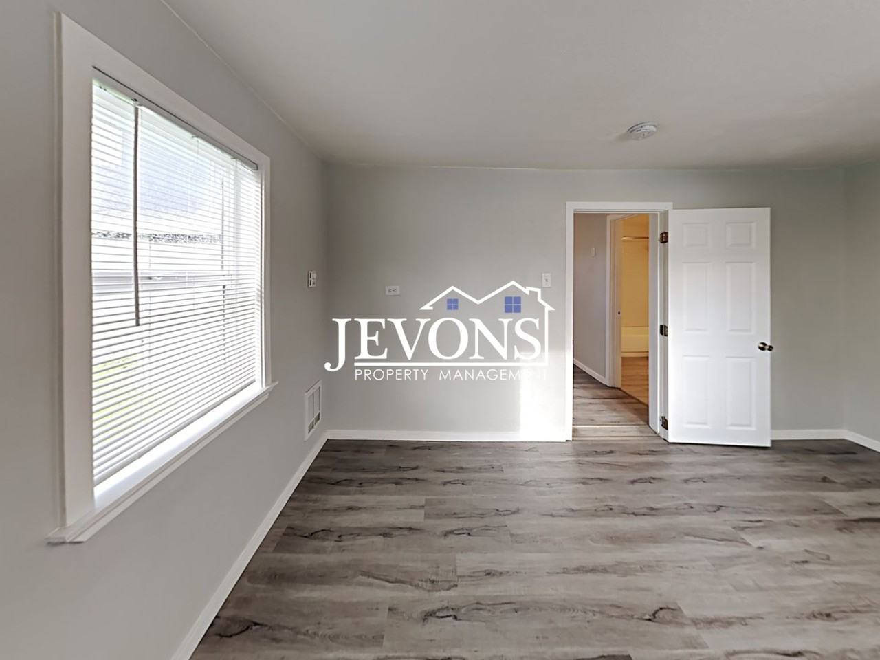 3303 S Ainsworth Ave - Photo 7 of 30