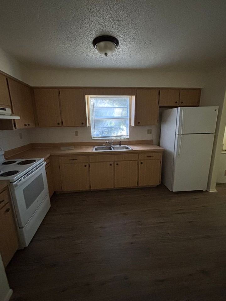 4833 9th St - Photo 3 of 7