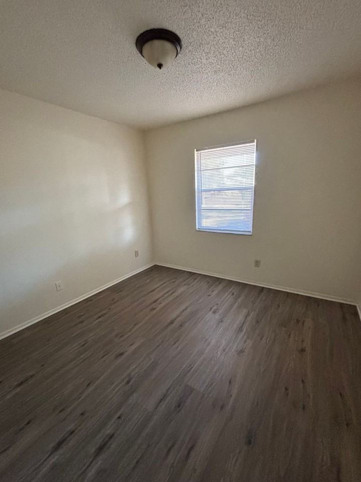 4833 9th St - Photo 5 of 7
