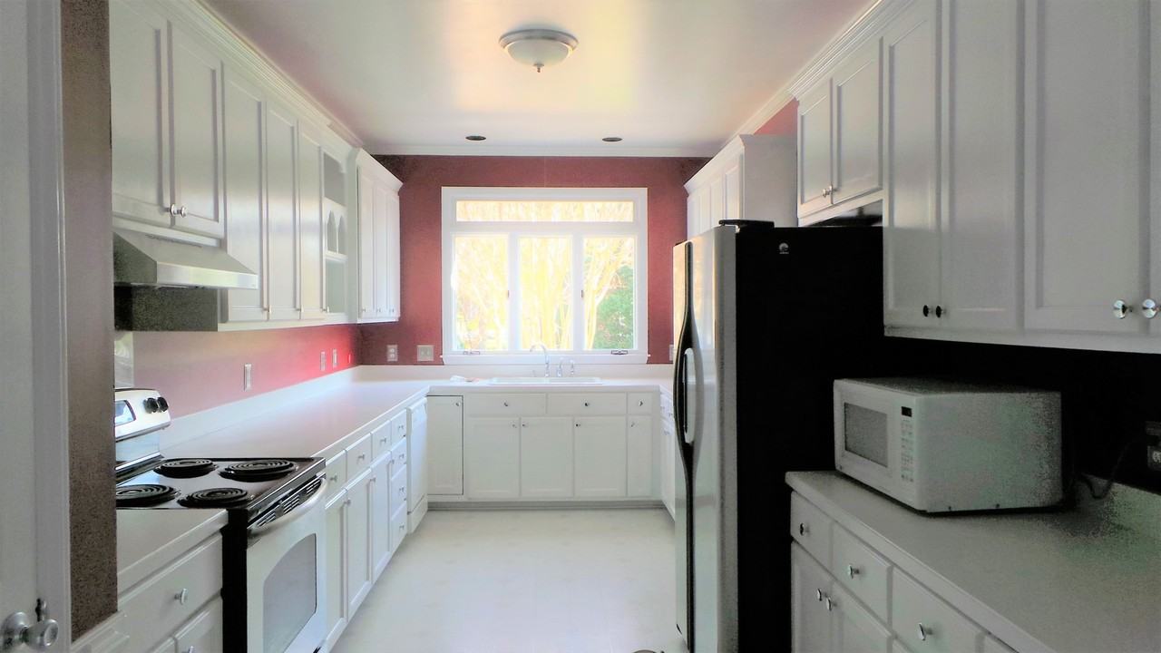 223 Oakland Dr - Photo 3 of 10