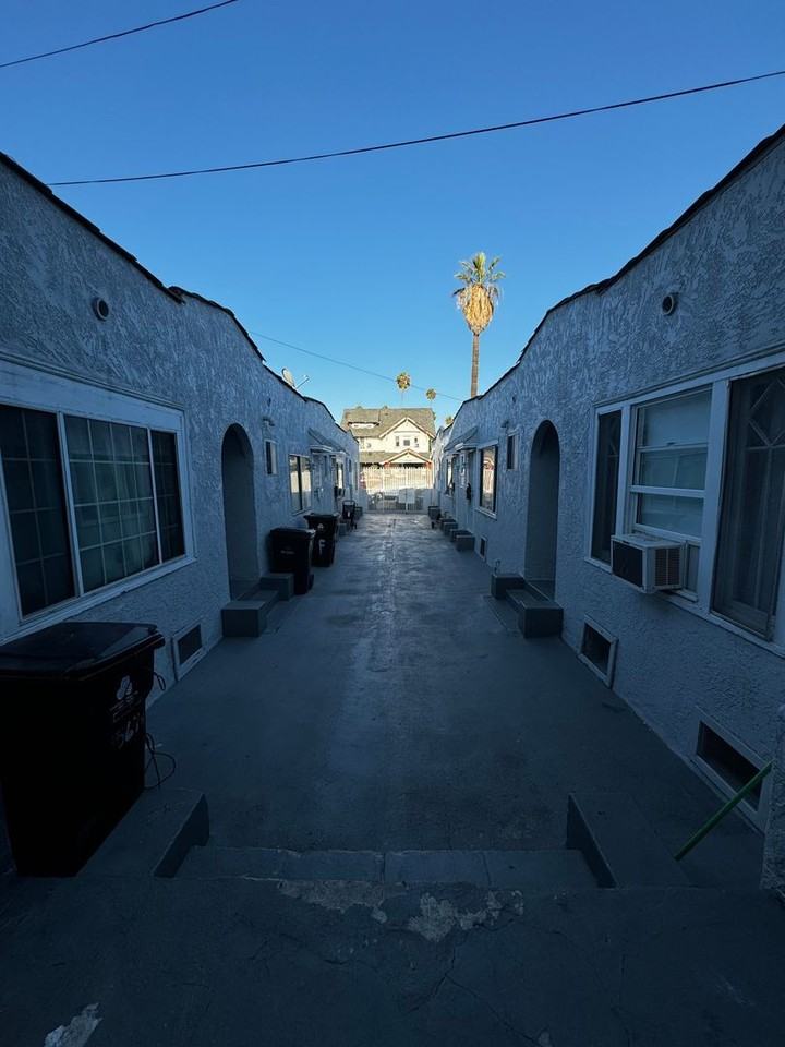 1565 S. Hobart Blvd - Photo 3 of 17