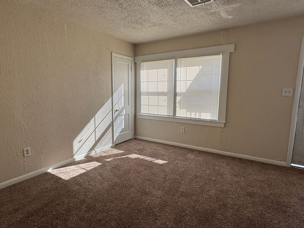 1605 Nw Williams Ave - Photo 3 of 8