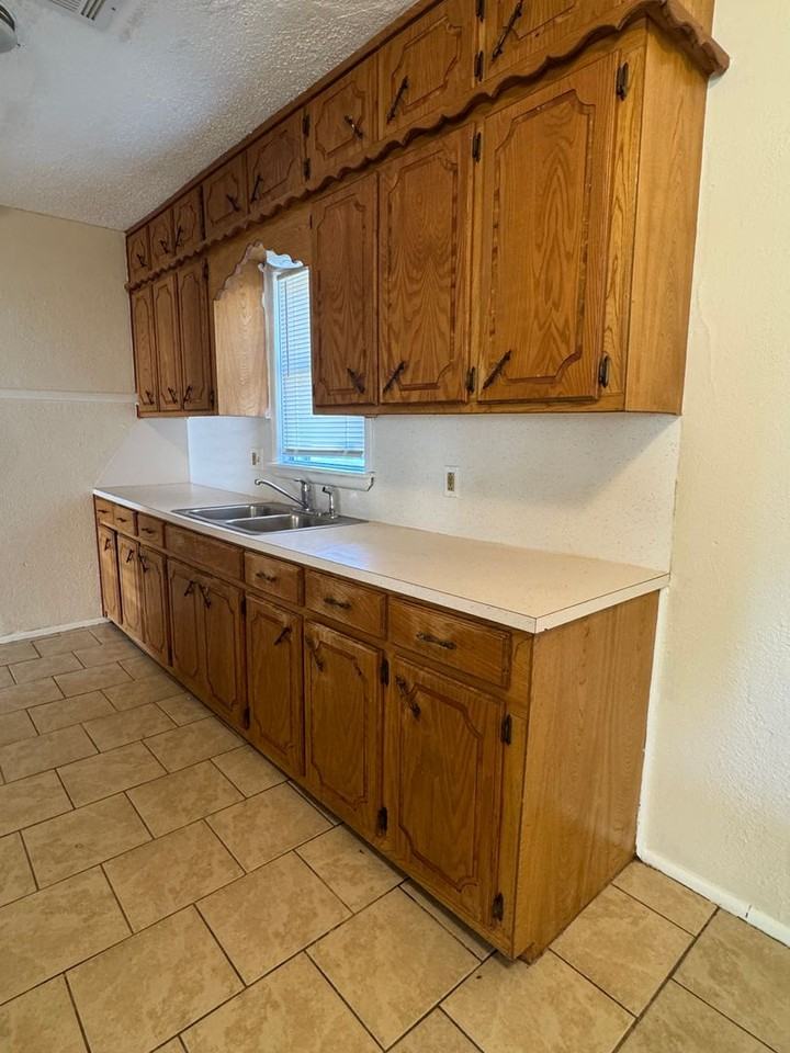 1605 Nw Williams Ave - Photo 4 of 8