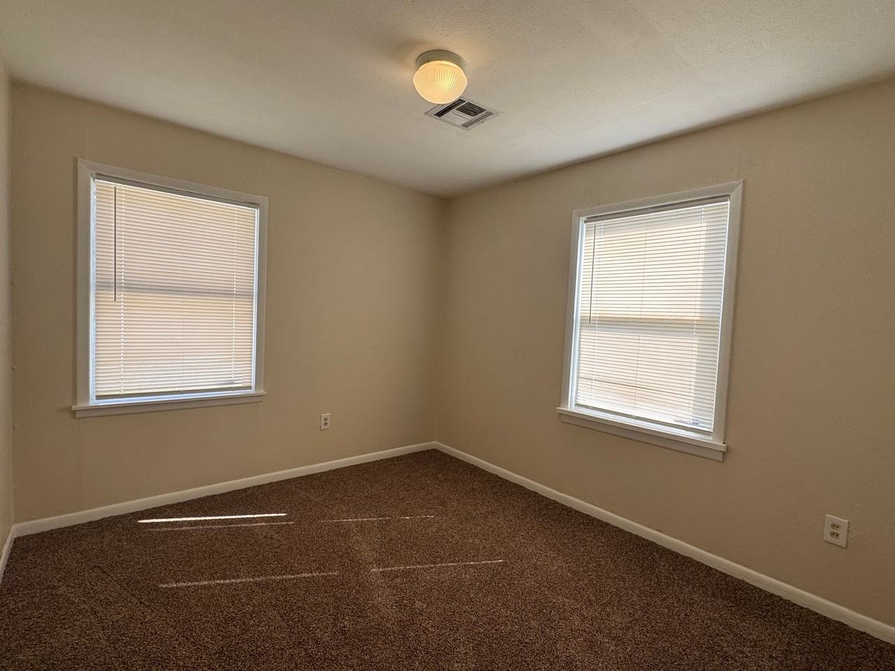 1605 Nw Williams Ave - Photo 5 of 8