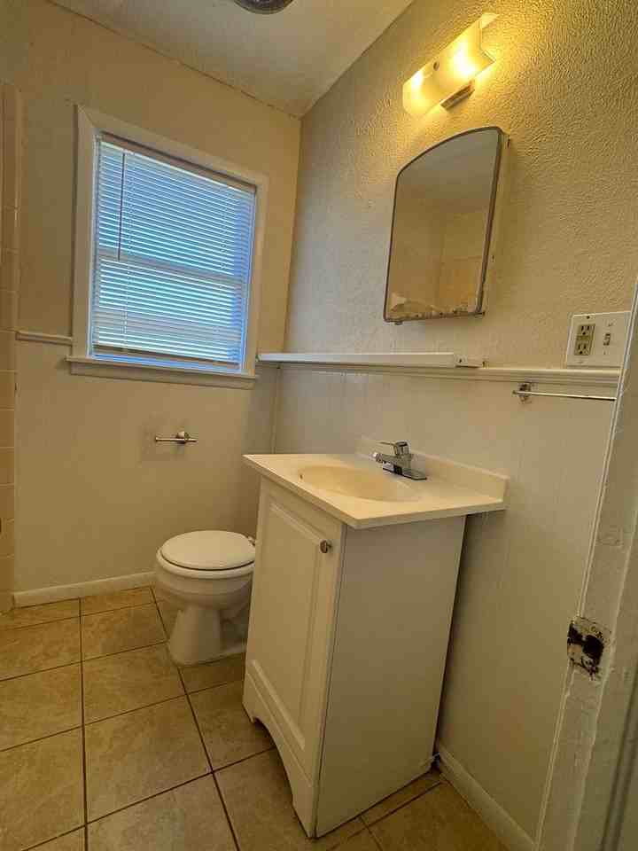 1605 Nw Williams Ave - Photo 6 of 8