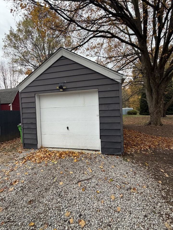 168 Gates St - Photo 3 of 5