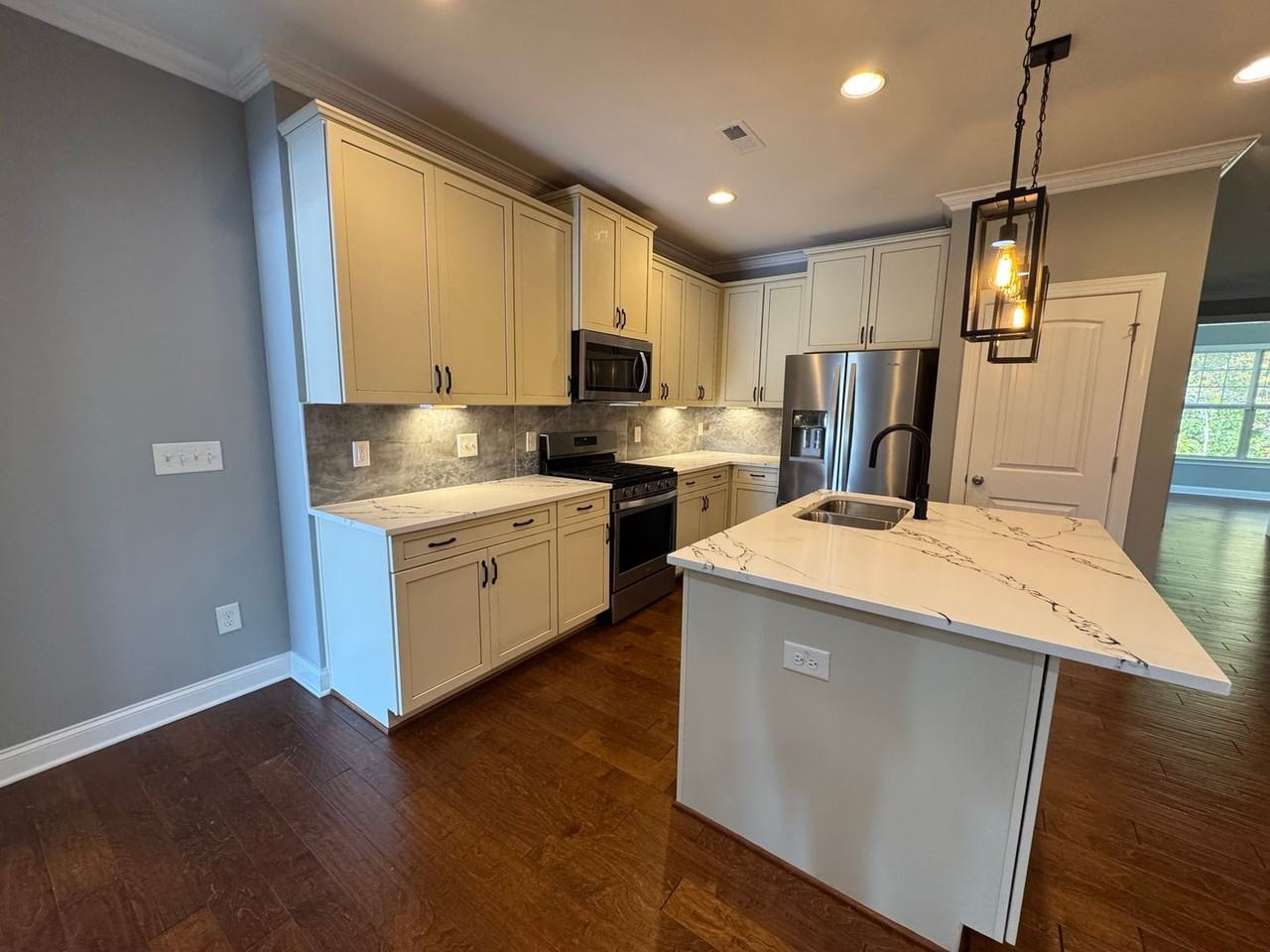 1007 Fairhaven Dr - Photo 3 of 9
