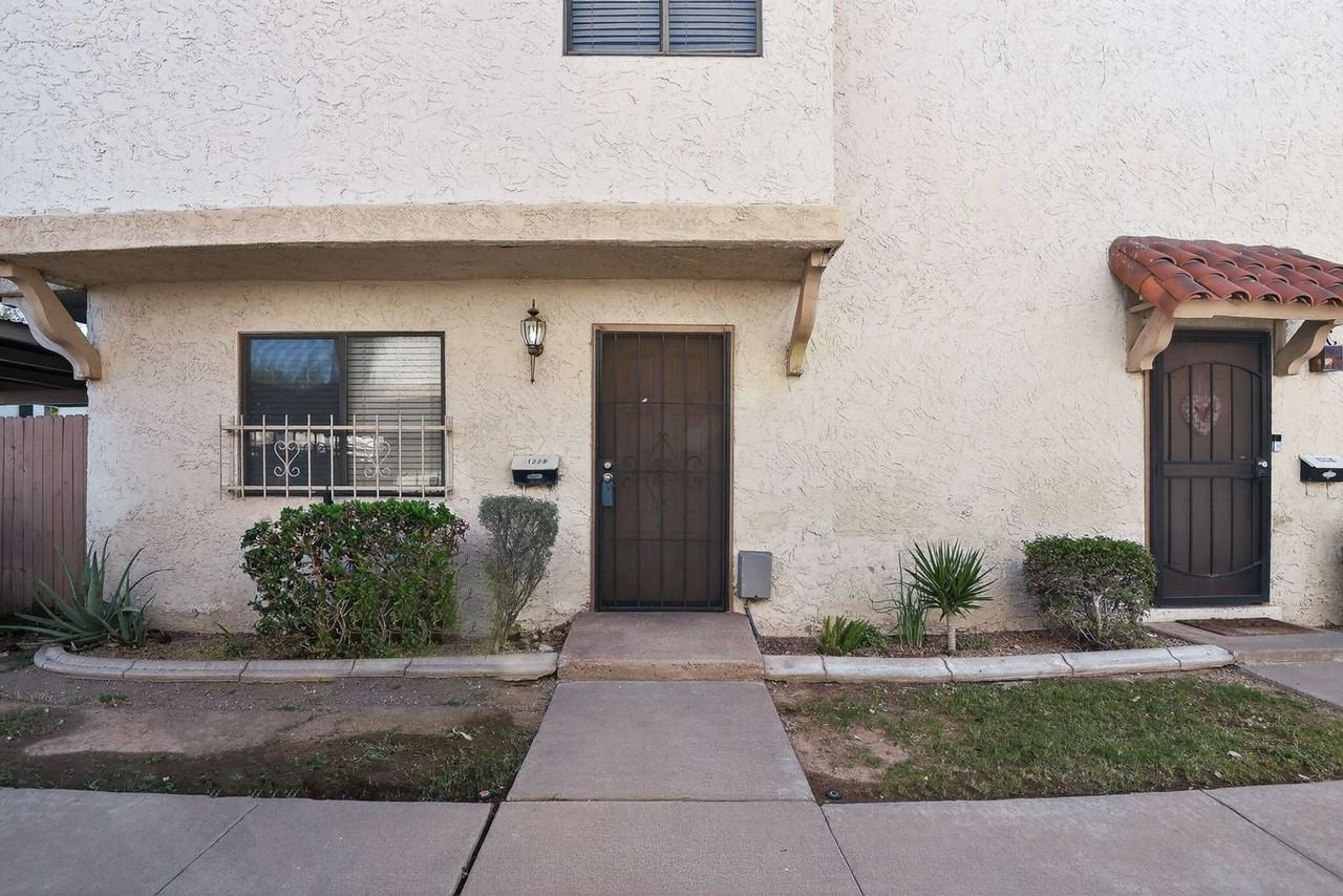 1228 E Lawrence Ln - Photo 3 of 50