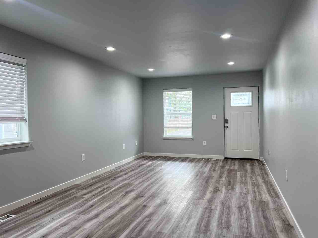 845 W Oak St - Photo 4 of 21