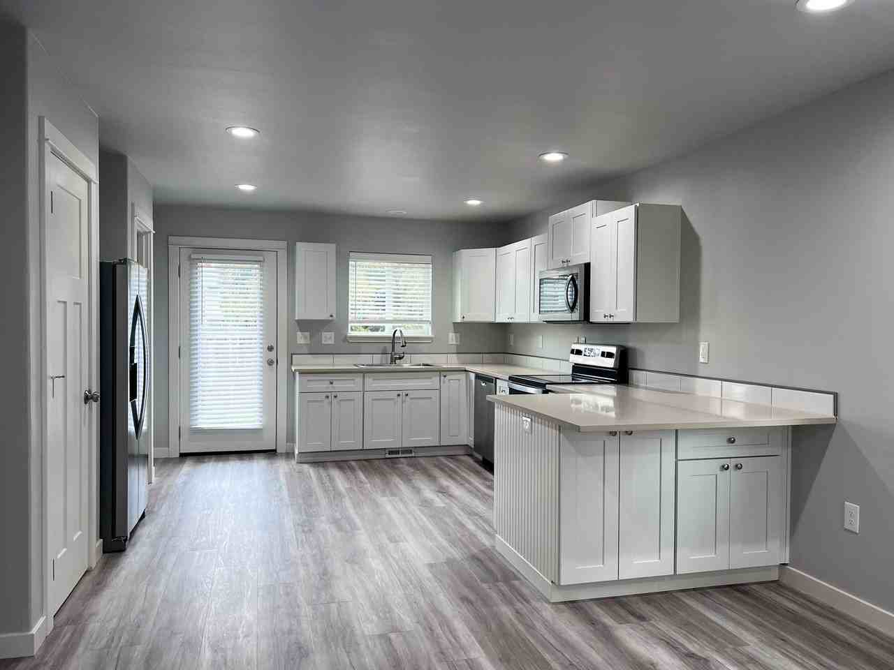 845 W Oak St - Photo 5 of 21