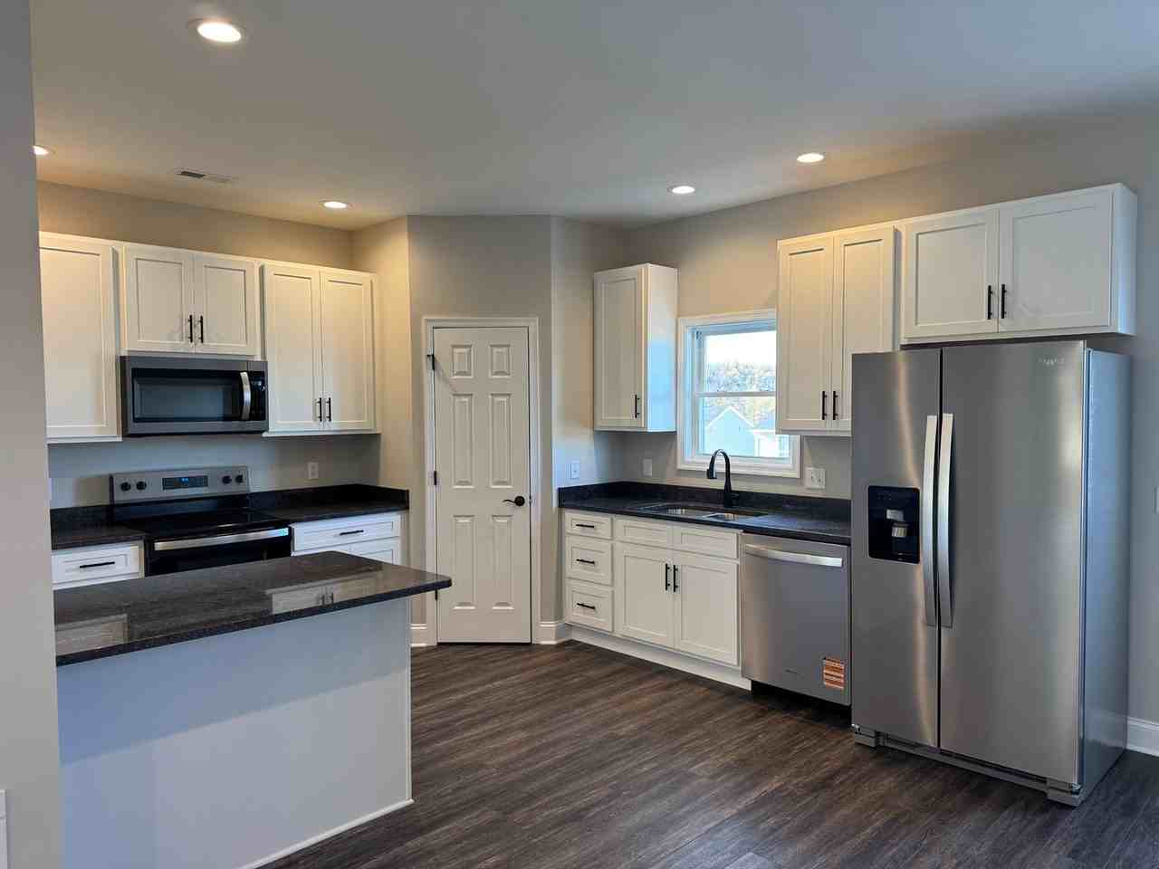 686 Zephyr Dr - Photo 3 of 18