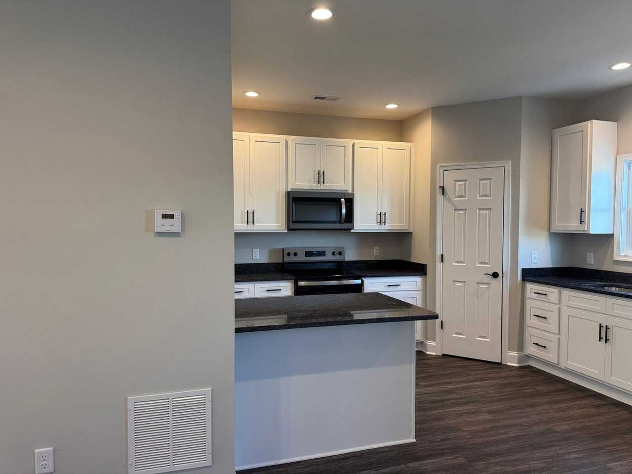 686 Zephyr Dr - Photo 4 of 18