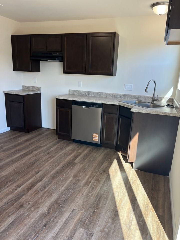 380 Rick Rd - Photo 3 of 24