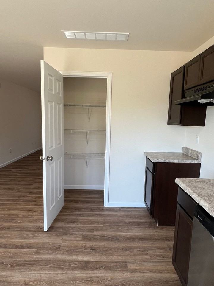 380 Rick Rd - Photo 5 of 24