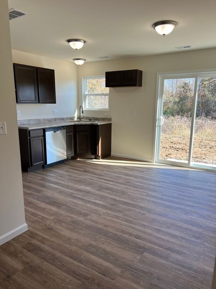 380 Rick Rd - Photo 6 of 24