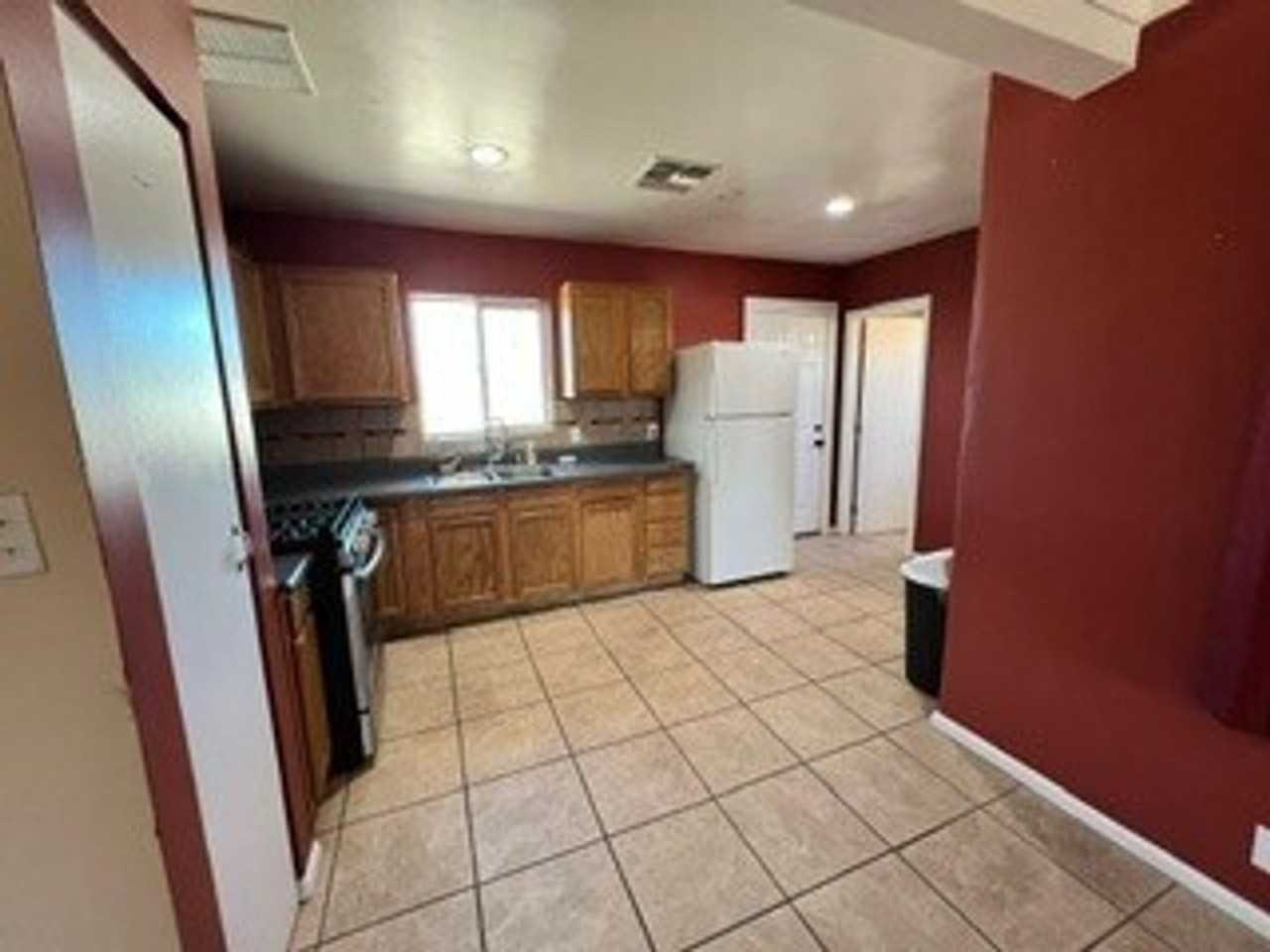 615 E Lester St - Photo 3 of 10