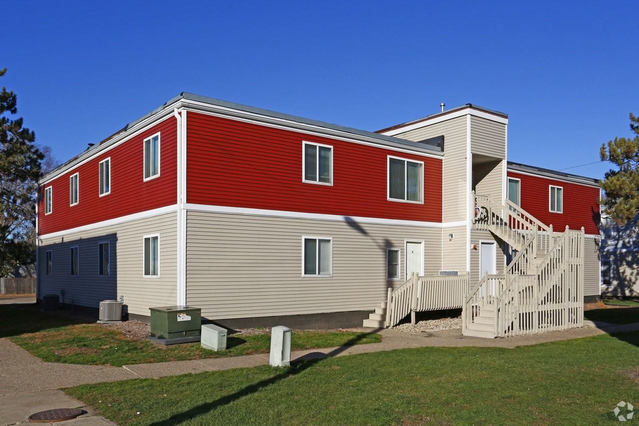 2040 8 1/2 St Se - Photo 4 of 34