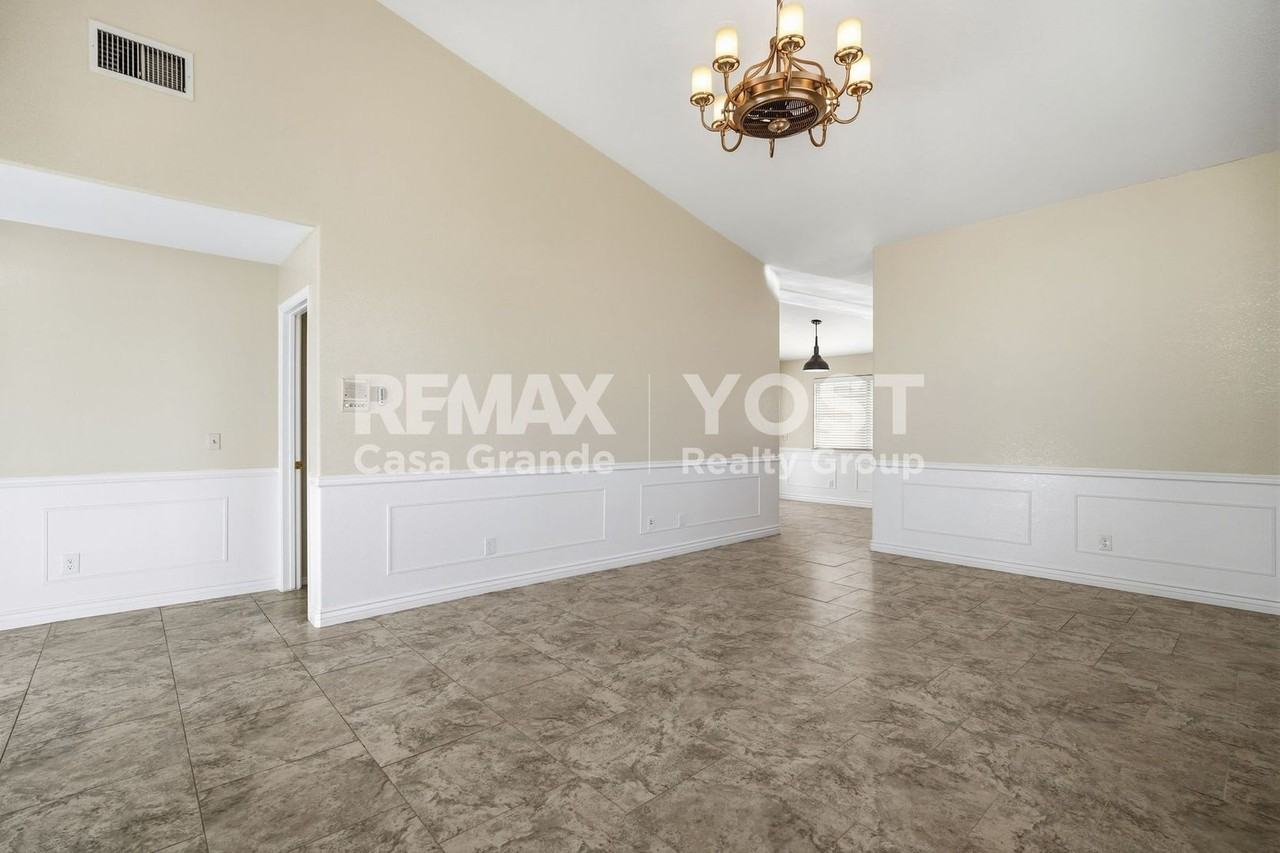 2094 N Sweetwater Dr - Photo 4 of 18