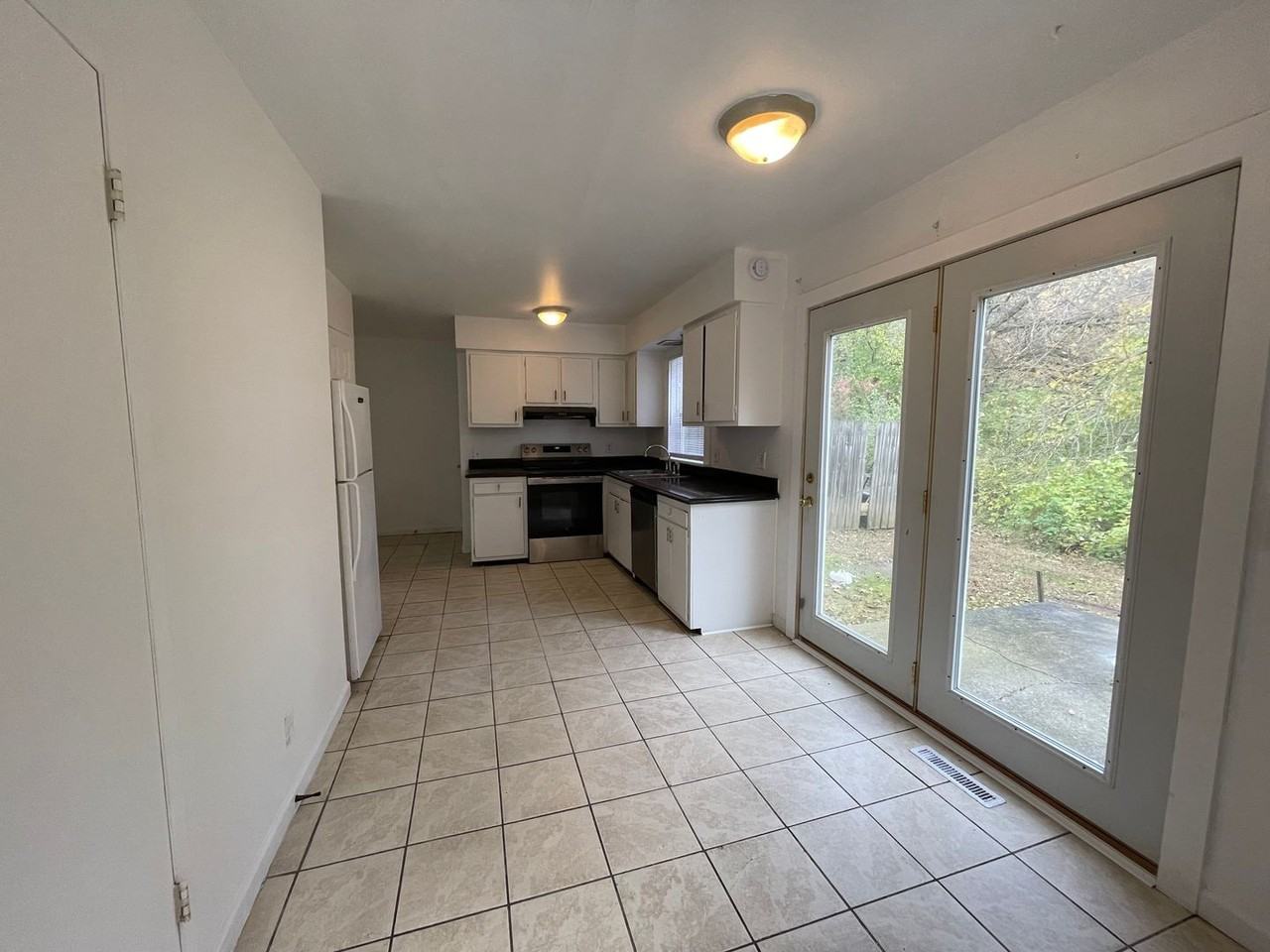 2218 Abbott Ct - Photo 2 of 19