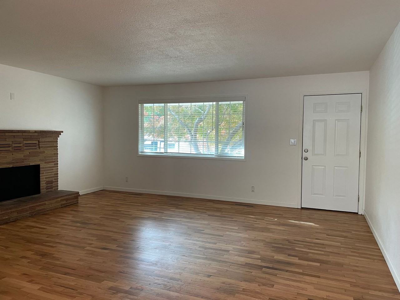 517 Eastwood Dr - Photo 3 of 23
