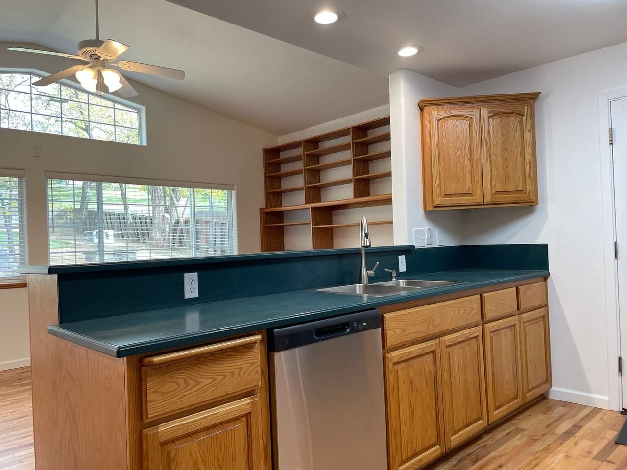 517 Eastwood Dr - Photo 5 of 23