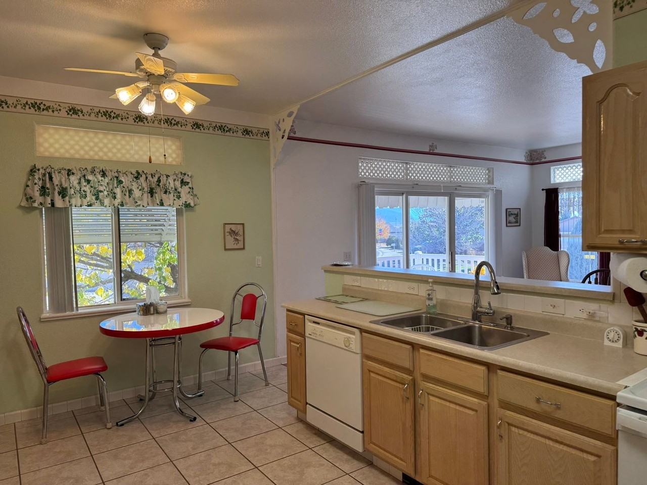 585 Grand Cascade Way - Photo 7 of 32