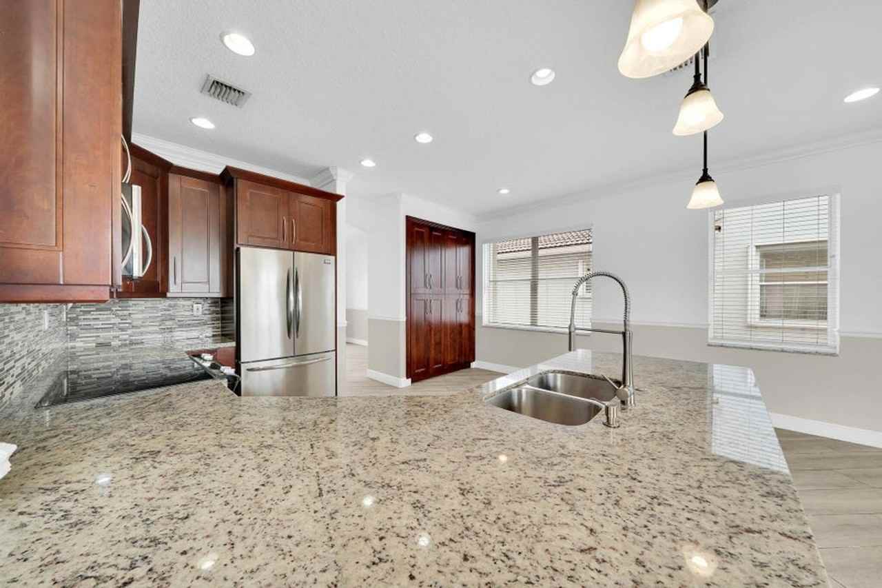 5878 Bay Hill Cir - Photo 4 of 16