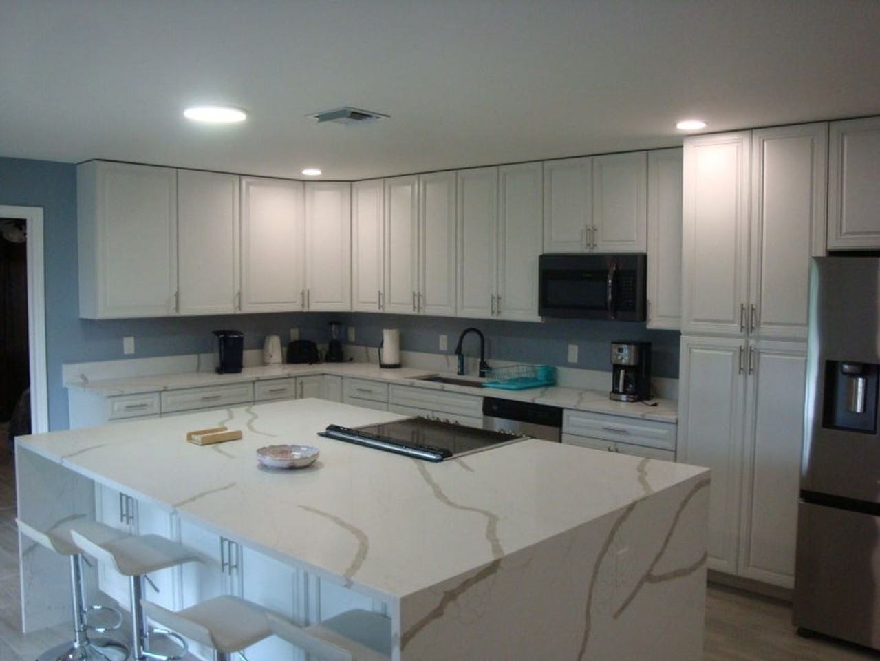 1415 Lake Victoria Dr - Photo 3 of 15