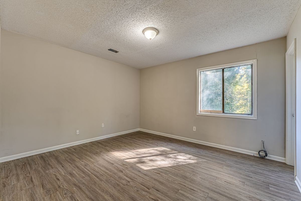 283 E Hampton Ave - Photo 5 of 30