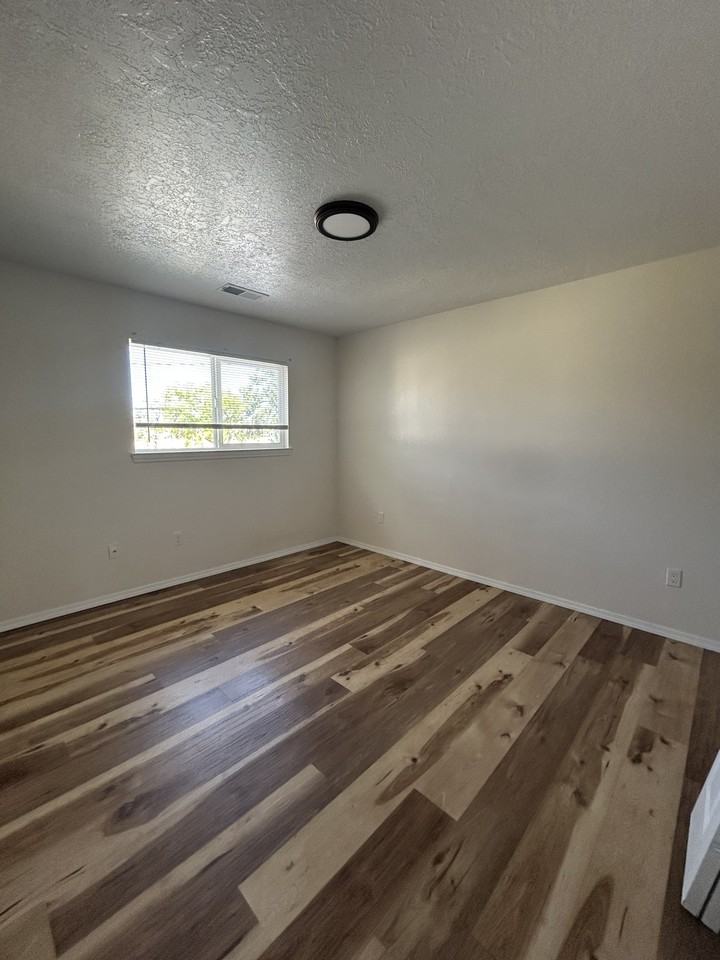 10729 Prospect Ave Ne #D - Photo 4 of 20