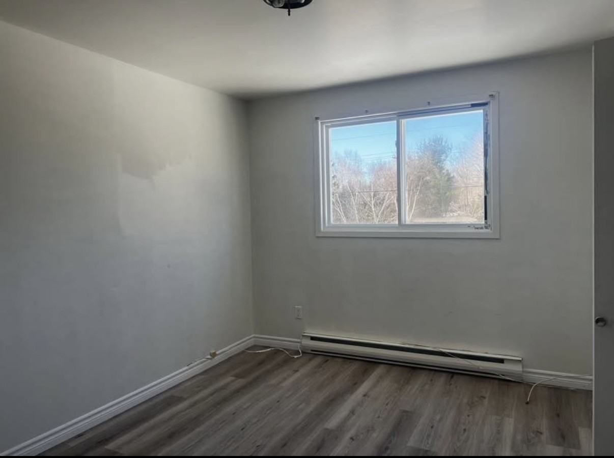 694 Appleby Street - Photo 4 of 8