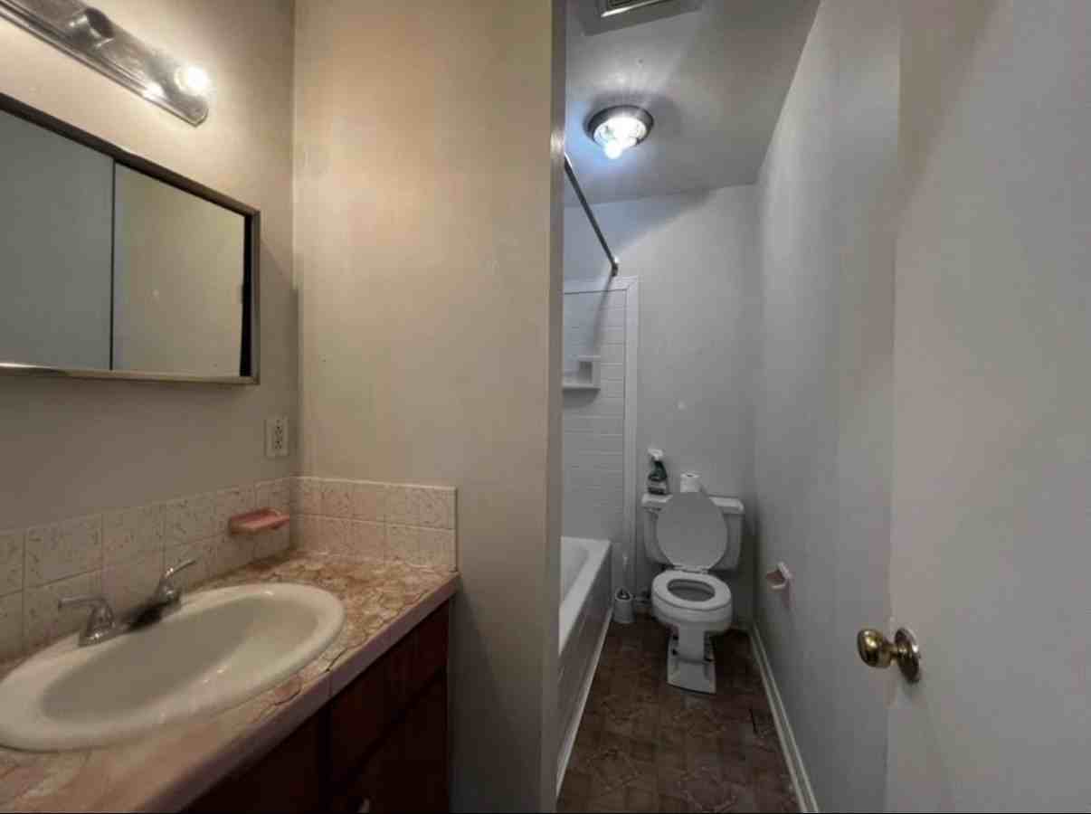 694 Appleby Street - Photo 3 of 8