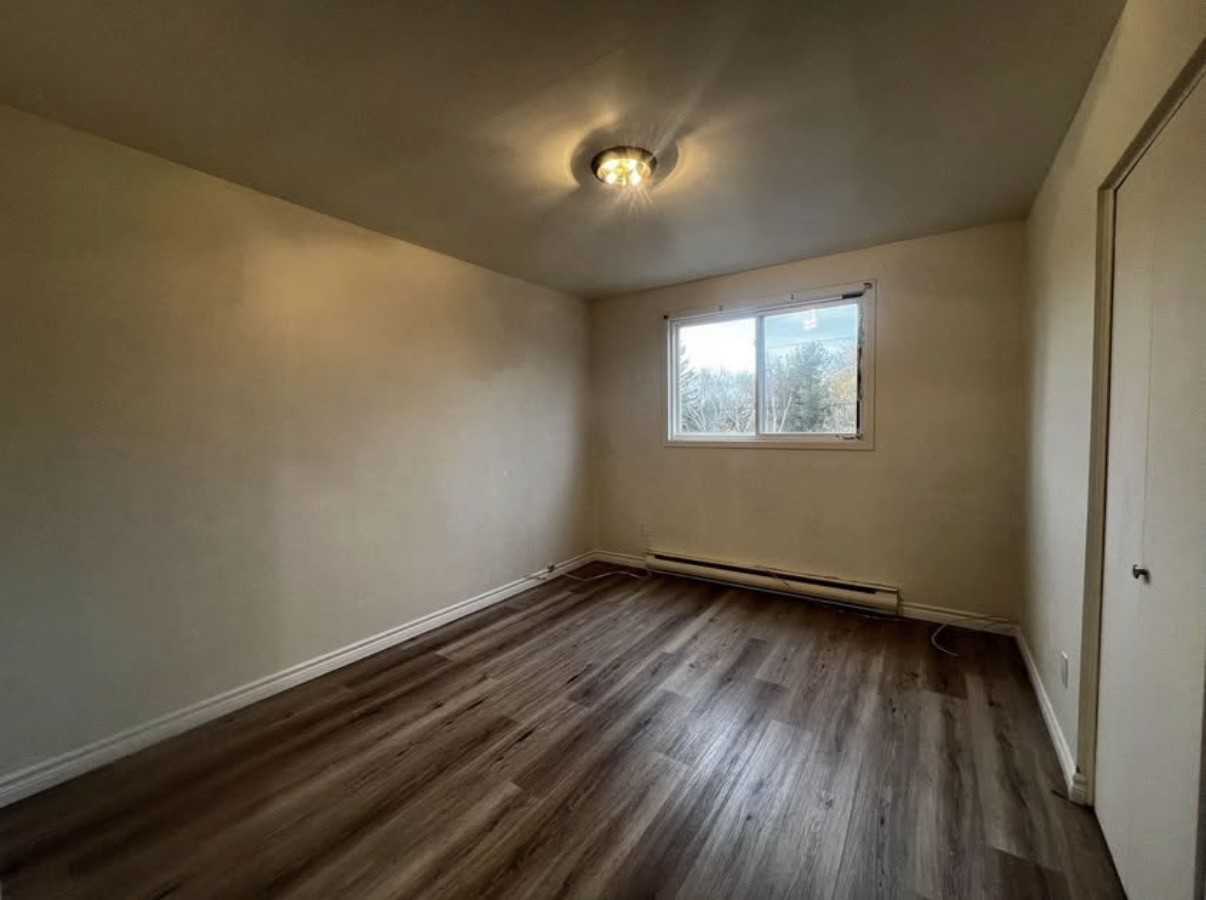 694 Appleby Street - Photo 6 of 8