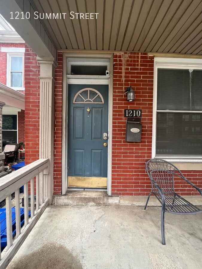 1210 Summit St - Photo 2 of 32