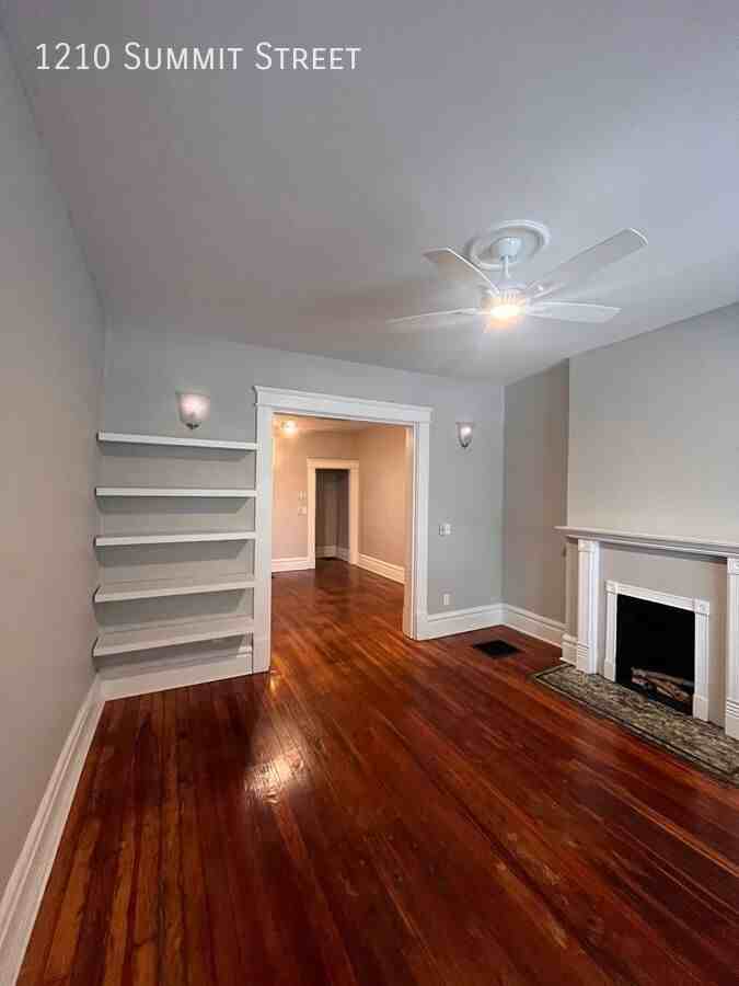 1210 Summit St - Photo 4 of 32