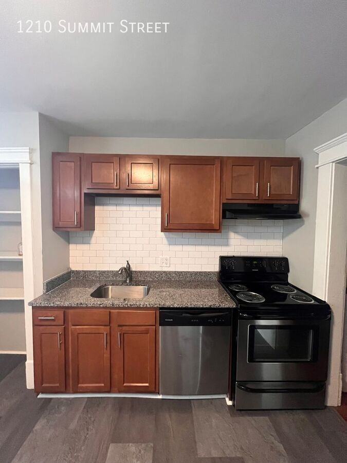 1210 Summit St - Photo 7 of 20