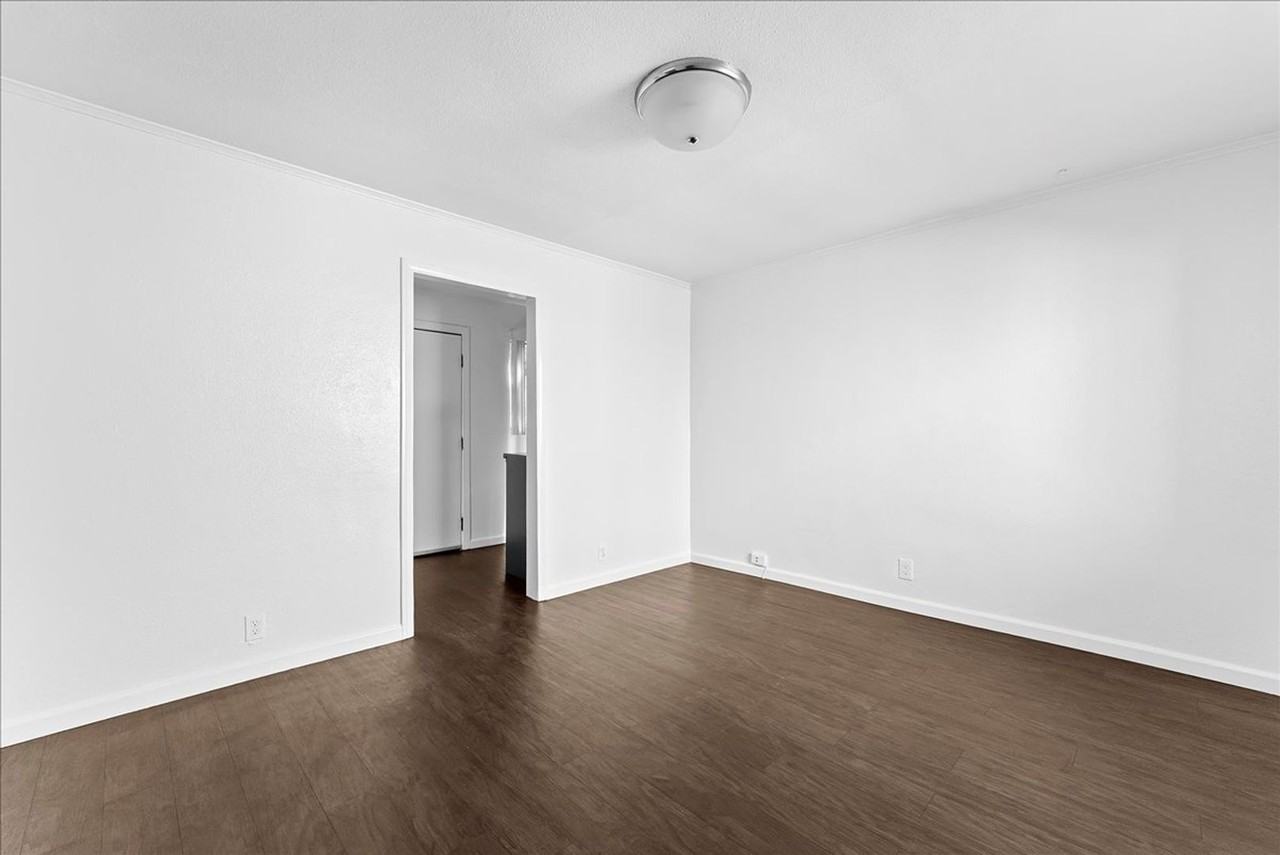 150 1/2 N Indiana St - Photo 3 of 10