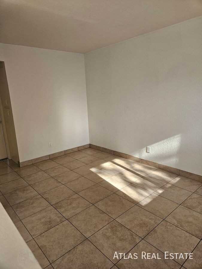 111 N Phyllis #202 - Photo 3 of 11