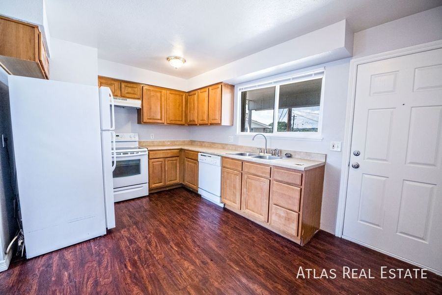 950 Bishop Ct #B - Photo 3 of 25